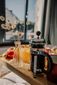 贝诺代Bateau Libre Hotel的一张桌子、咖啡壶和茶壶