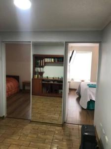 兰卡瓜Hermoso Depto Vista al Valle的客房设有带一张床和镜子的卧室