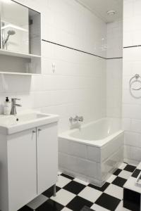 尤菲蒂赫伯格罗斯坎酒店的白色的浴室设有水槽和浴缸。