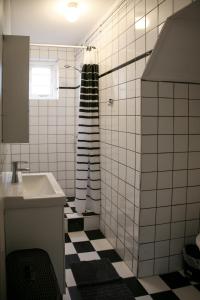 尤菲蒂赫伯格罗斯坎酒店的浴室铺有黑白格子地板。