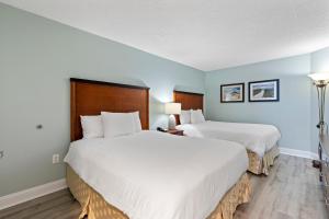 默特尔比奇沙滩度假酒店的蓝色墙壁客房的两张床