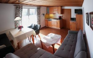 法伊施特瑙Appartements Ferienwohnungen Alpenblick的客厅配有沙发和桌子