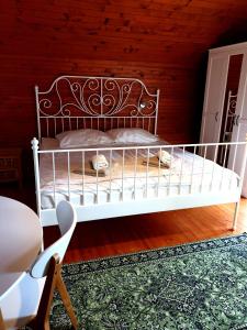 布莱德Vila Gorenka的木墙客房内的一张白色床