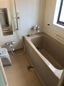 日光今市STAY - NIKKO private house rental only 5 min to station的带浴缸、卫生间和盥洗盆的浴室