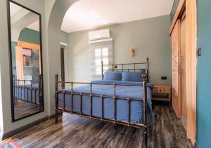 马尔马里斯Liman Deluxe Hotel的一间卧室配有一张带蓝色床单和镜子的床