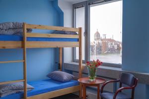 格但斯克Hostel Gdańsk Szafarnia 10 Old Town的带窗户的客房内的双层床