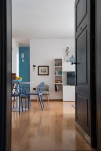 米兰Madeleine apartments - Appartamento di charme的厨房以及带桌椅的用餐室。