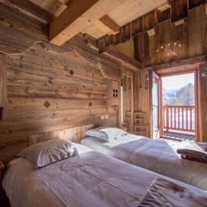 瓦托内切La Luge的小木屋内的两张床,设有窗户