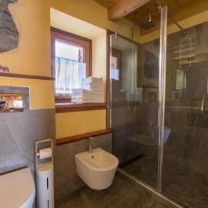瓦托内切La Luge的一间带水槽、淋浴和卫生间的浴室