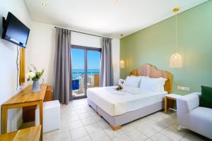 利迈纳里亚Blue view Hotel的酒店客房配有床、沙发和电视。