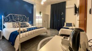科森扎CinqueStanze的一间卧室设有两张床和蓝色的墙壁