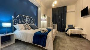 科森扎CinqueStanze的一间卧室设有一张蓝色墙壁的大床