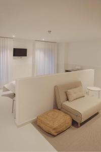 塔拉桑纳阿拉贡HOTEL LA FONDA B&B的带沙发和凳子的白色客厅