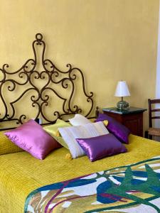 卡斯蒂里昂纳·德拉佩villa porta a colle的一间卧室配有一张带紫色枕头的床
