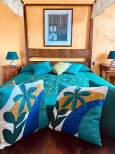 卡斯蒂里昂纳·德拉佩villa porta a colle的一间卧室配有一张带蓝色棉被和枕头的床