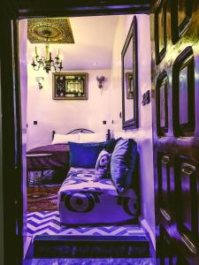 非斯Dar Rihanne的紫色客房的一张床位