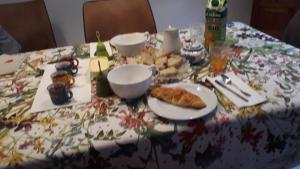 坦恩Les Myrtilles的一张桌子,上面有餐桌布,上面有食物