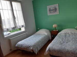 坦恩Les Myrtilles的一间卧室设有两张床和窗户。