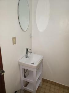 拉塞瓦Paradise Found的白色的浴室设有水槽和镜子