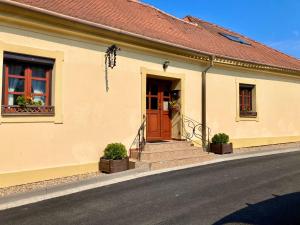 米库洛夫Guesthouse Mikuláš Mikulov - free parking in the city center的白色的房子,有红色的门和楼梯