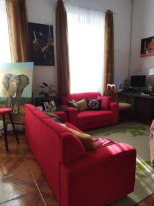 佩洛塔斯Hst Ateliê Marli Marques的客厅设有2张红色的沙发和1扇窗户
