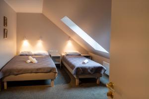 Salme特霍马迪娱乐中心的一间卧室设有两张床和天窗