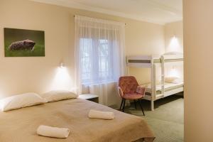 Salme特霍马迪娱乐中心的一间卧室配有一张床和一张双层床。