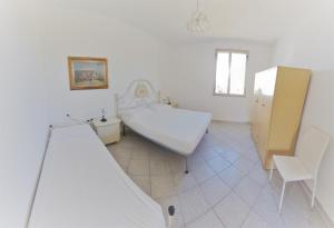 西尼斯科拉Cosy home with private parking near by sea的一间卧室设有两张床和滑梯