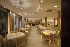 代森扎诺-德尔加达欧洲酒店的一间设有白色桌椅的用餐室
