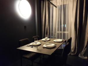 弗罗茨瓦夫BLACKNIGHT Apartment - Self Check-In 24h的餐桌、椅子和墙上的灯