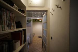 帕尔马Appartamento moderno a 2 passi dal Duomo di Parma的走廊,门通往书房