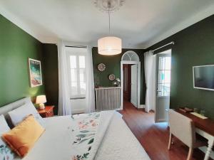 BadensVilla Saint Léon的客厅设有绿色的墙壁、一张沙发和一张桌子