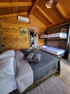 格拉博瓦茨缇纳酒店的小屋内设有一间带两张双层床的卧室