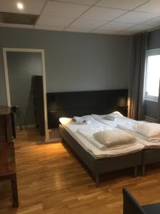 哥德堡Hostel Snoozemore的一间卧室,卧室内配有一张大床