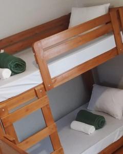 乌贝兰迪亚UDIHOSTEL HOSPEDAGEN的小客房内的两张双层床位 - 带毛巾