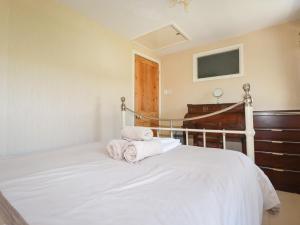 帕The Ark Cottage的一间卧室配有带毛巾的床
