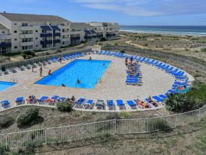 拉卡诺奥肯Appartement Climatisé avec Piscine & Mer Bleu Marine的享有度假村游泳池的顶部景致