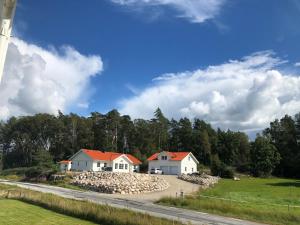 弗加尔巴卡Fjällbacka Premium Living - Wonderful Location的路边的一群房子