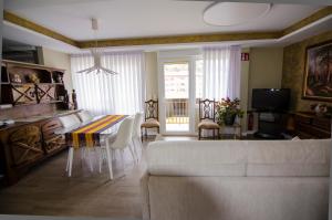 艾丝黛拉Pensión Ibai Ega的客厅配有白色的沙发和桌子