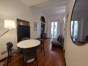 米兰Perfect Place in Porta Venezia的客厅配有桌子和沙发