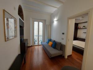 米兰Perfect Place in Porta Venezia的客厅配有沙发和1张床