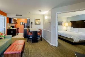 奥兰多Sonesta ES Suites Orlando - Lake Buena Vista的酒店客房设有床和客厅。