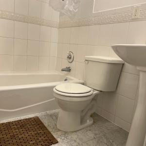 纽约Harlem House的浴室配有卫生间、盥洗盆和浴缸。
