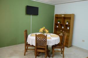 苏克雷Hermoso departamento confortable y estratégico的一间带桌椅和电视的用餐室