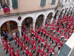 科孚镇Piccolo Centrale的一群穿着红色制服的人走在街上