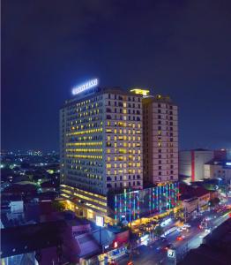 三宝垄Louis Kienne Hotel Pemuda的城市的一座有灯光的建筑