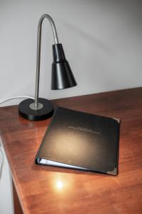 瑟尔The Aspen & Apartments的手提电脑坐在桌子上,带灯