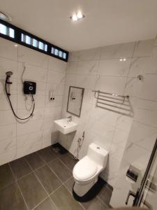 哥打巴鲁HOTEL SENTOSA KOTA BHARU Kelantan的一间带卫生间和水槽的浴室