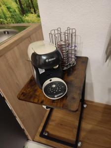 圣沃尔夫冈Studio in einem Bauernhaus的柜台上木台上的咖啡壶