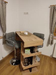 圣沃尔夫冈Studio in einem Bauernhaus的一张桌子和两张椅子